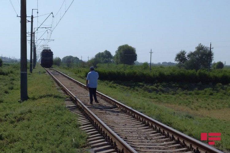 В Азербайджане поезд столкнулся с грузовиком, есть пострадавший