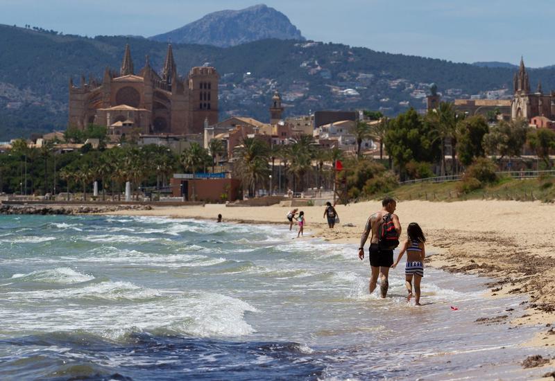 В Испании снова вводят ограничения и закрывают пляжи
