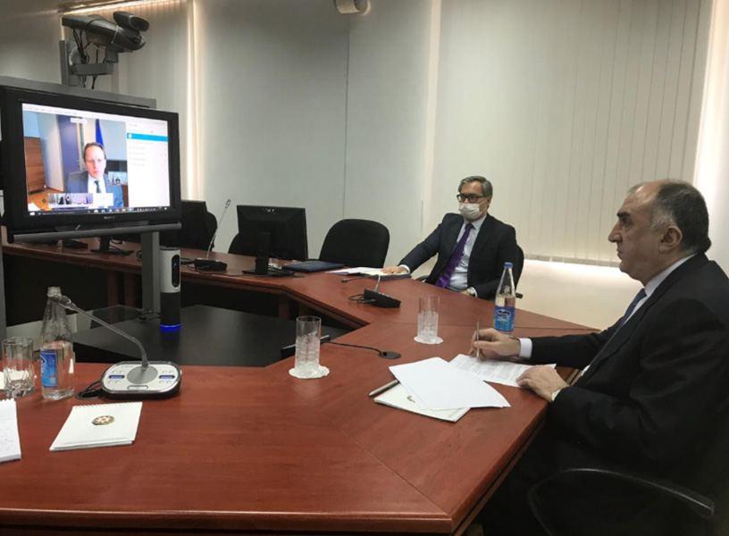 Эльмар Мамедъяров провел переговоры с еврокомиссаром Оливером Вархельи в формате видеоконференции
