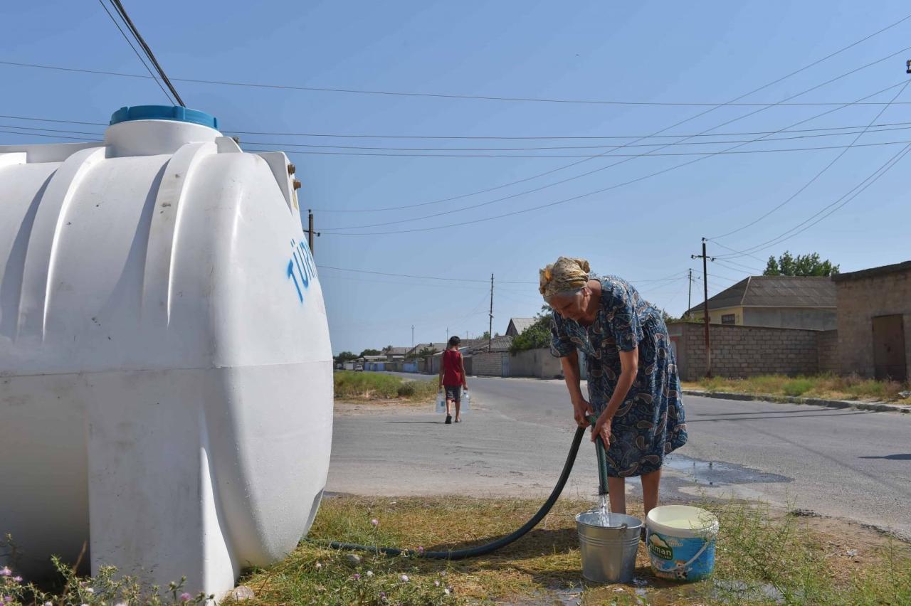 Для разрешения проблемы с питьевой водой в Нефтчале установлены водные резервуары