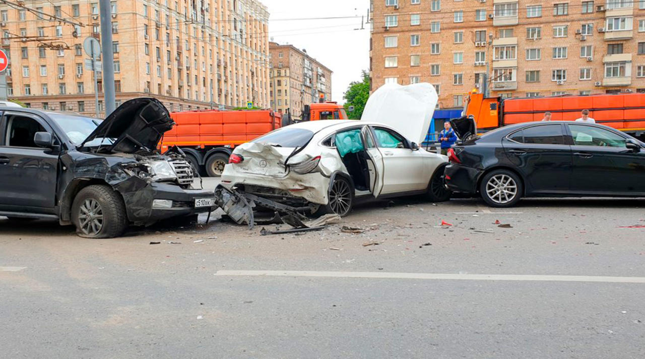 Иномарка протаранила шесть автомобилей в Москве