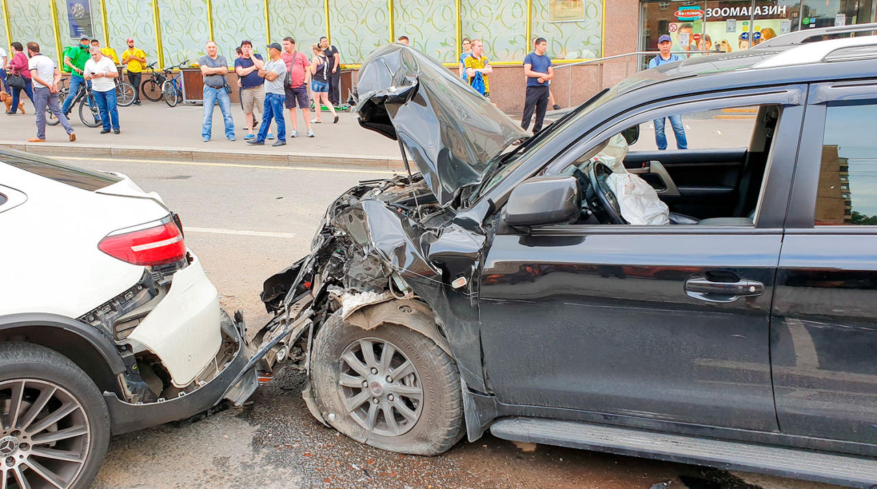 Иномарка протаранила шесть автомобилей в Москве