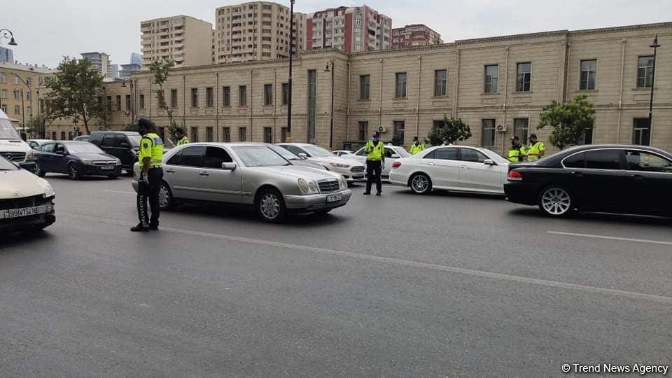 Ситуация на дорогах и улицах карантинного Баку