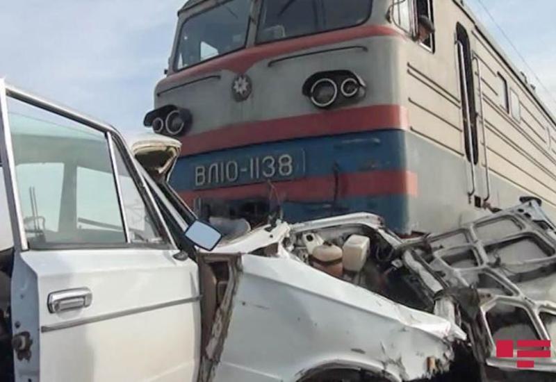 В Саатлы автомобиль столкнулся с поездом, ранены три человека