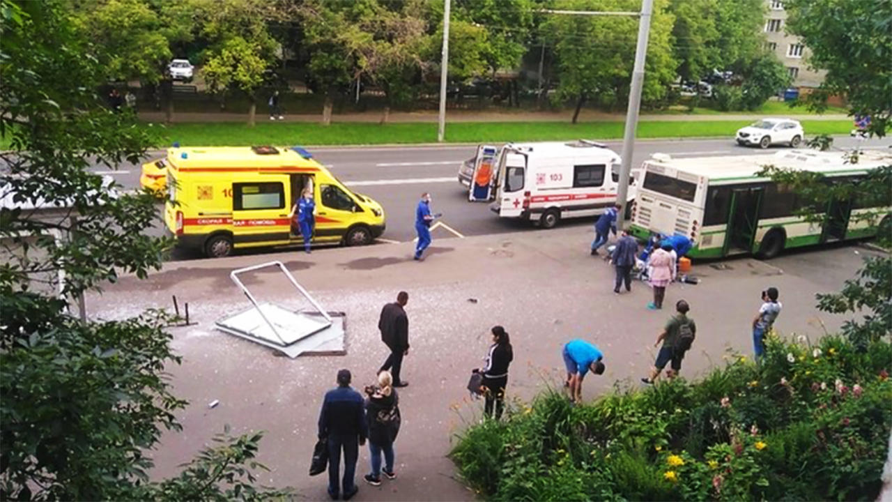 Автобус сбил людей на остановке в Москве