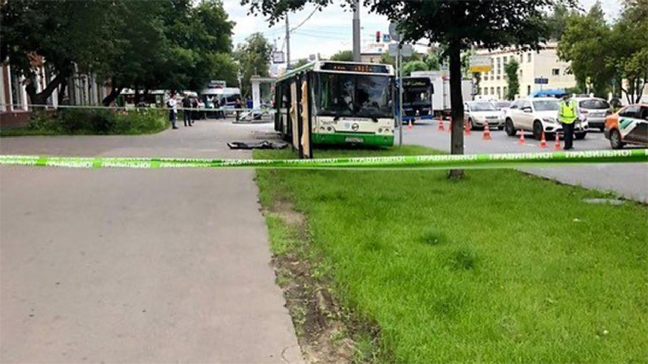 Автобус сбил людей на остановке в Москве