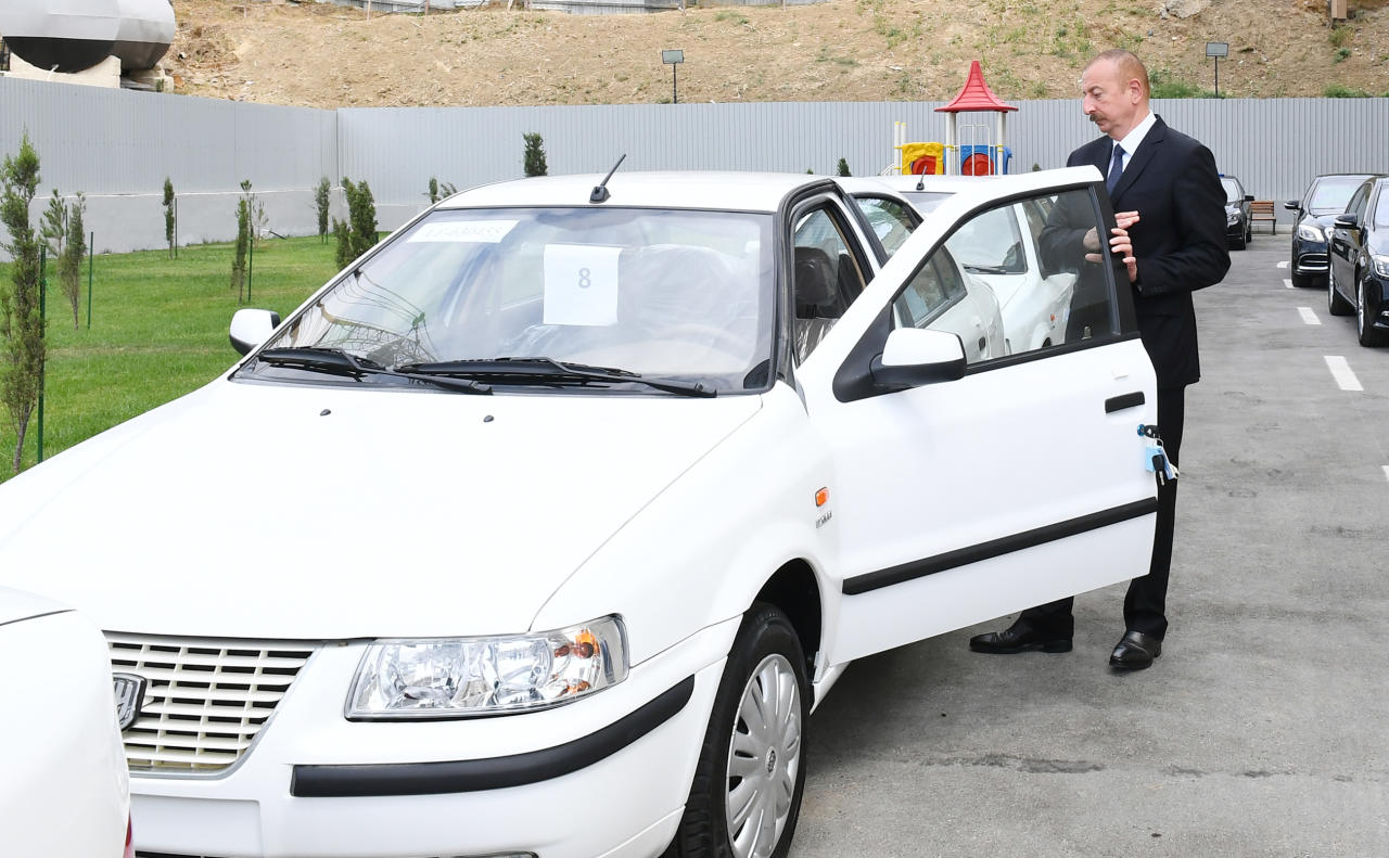 Президент Ильхам Алиев и Первая леди Мехрибан Алиева приняли участие в церемонии выдачи квартир и автомобилей семьям шехидов и инвалидам войны в Баку