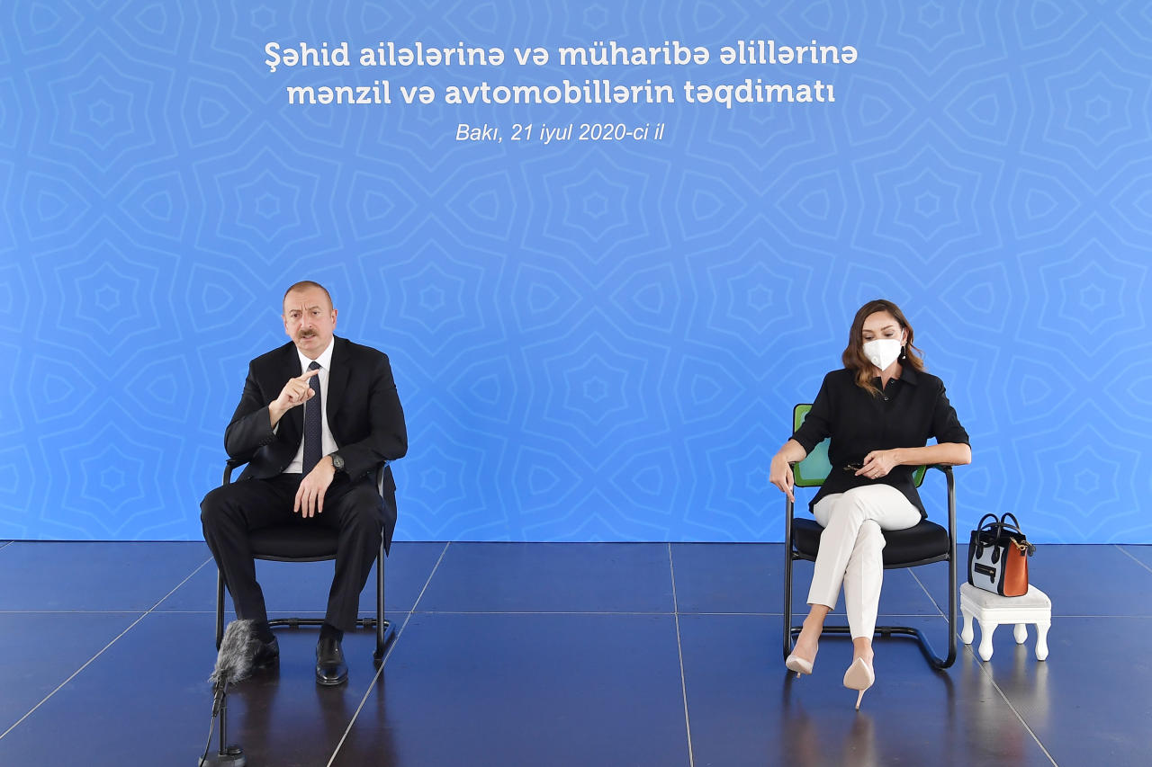 Президент Ильхам Алиев и Первая леди Мехрибан Алиева приняли участие в церемонии выдачи квартир и автомобилей семьям шехидов и инвалидам войны в Баку