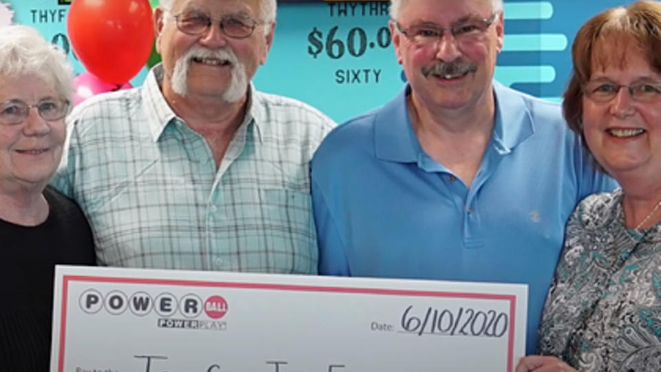 Мужчина выиграл в лотерею 22 млн долларов и отдал половину другу