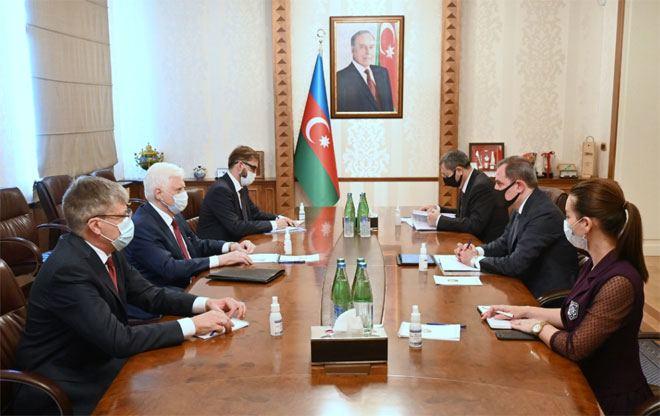 Глава МИД Азербайджана провел переговоры с послом России