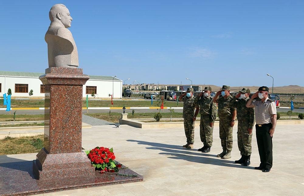 В Азербайджане торжественно встретили турецкие войска