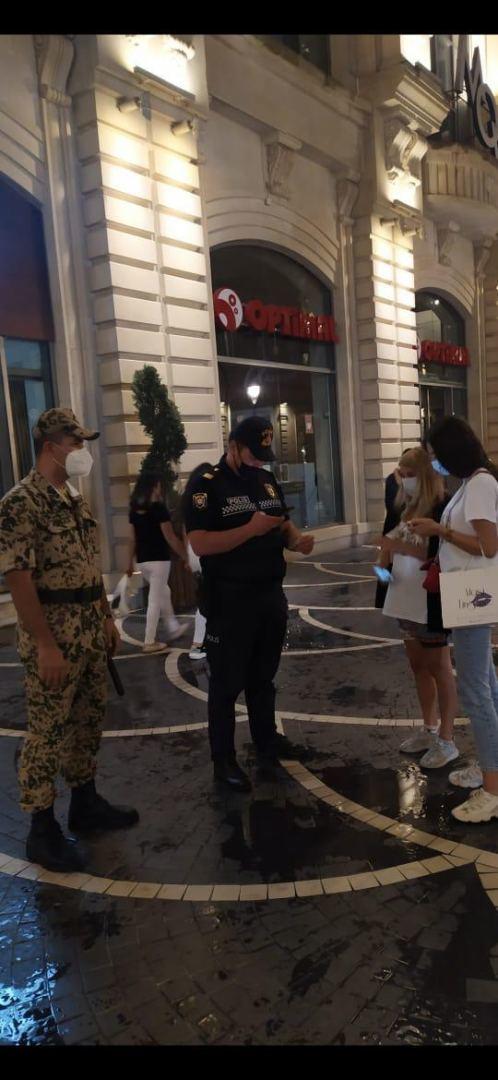 В Баку продолжаются вечерние рейды полиции