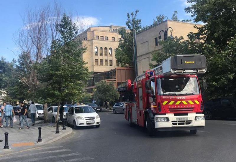 В центре Баку горит здание
