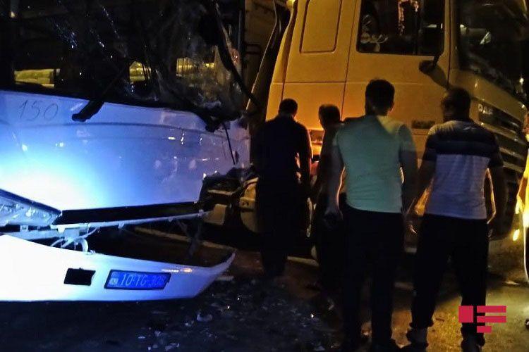 В Баку незаконно перевозивший пассажиров автобус попал в ДТП, есть раненые