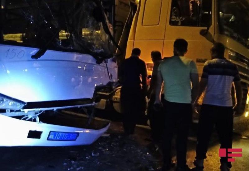 В Баку незаконно перевозивший пассажиров автобус попал в ДТП, есть раненые