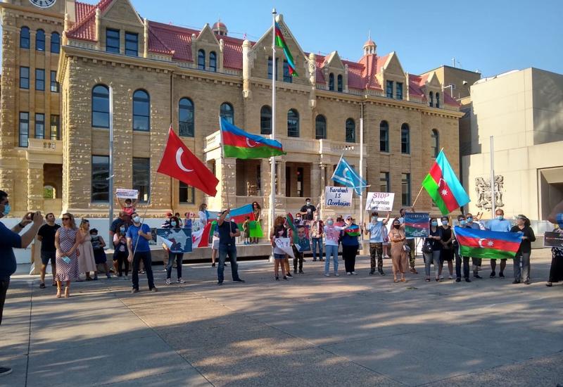 В центре канадского Калгари возвышен государственный флаг Азербайджана