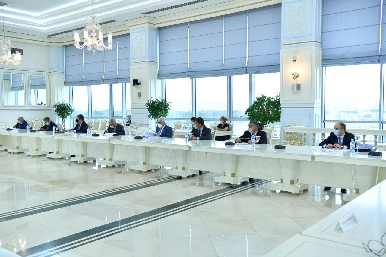 В Азербайджане обсудили изменения в госбюджете