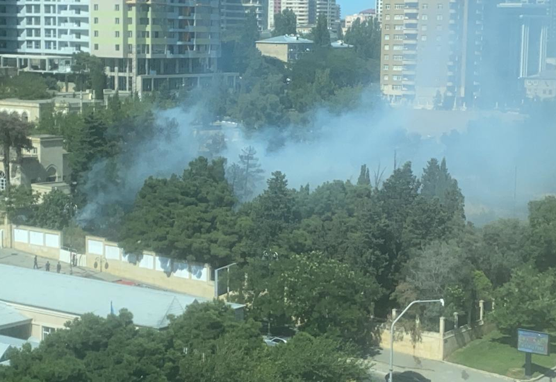 В центре Баку вспыхнул сильный пожар