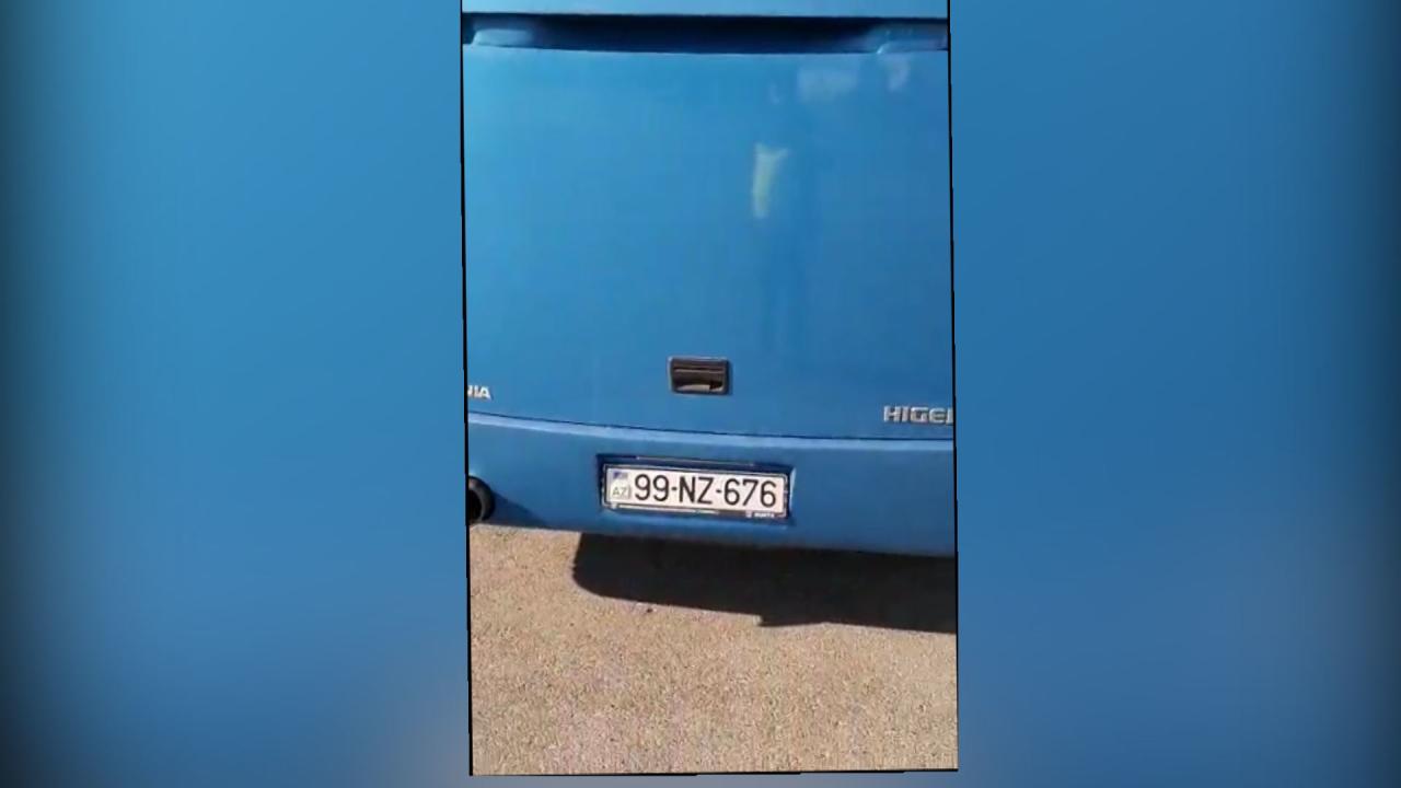 В Азербайджане водитель автобуса попытался перевезти 40 родственников в объезд постов