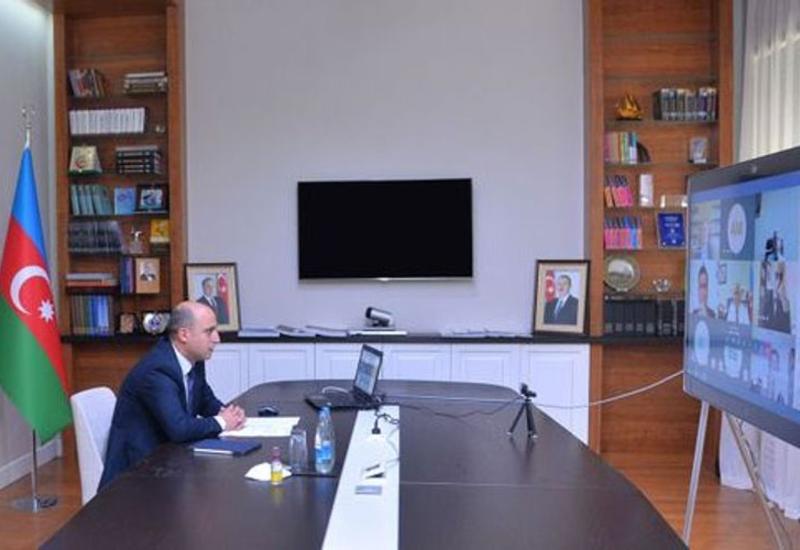 Эмин Амруллаев провел встречу в видеоформате с руководителями вузов