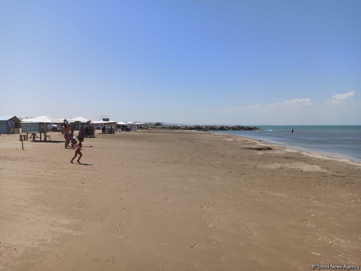 Длинные очереди у пляжей в Азербайджане