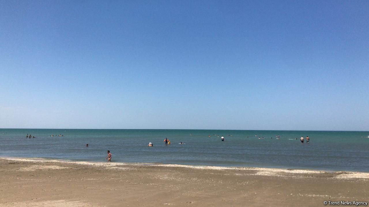 Длинные очереди у пляжей в Азербайджане