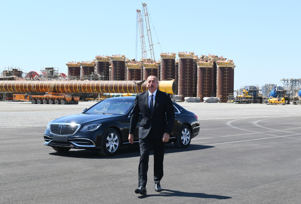 Президент Ильхам Алиев принял участие в церемонии отправки в море опорного блока месторождения «Карабах»