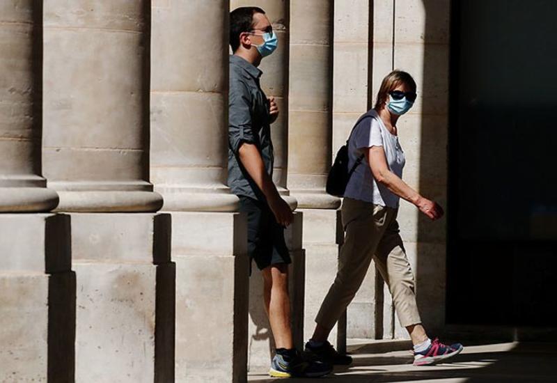 В Париже ношение защитных масок на улице стало обязательным в людных местах