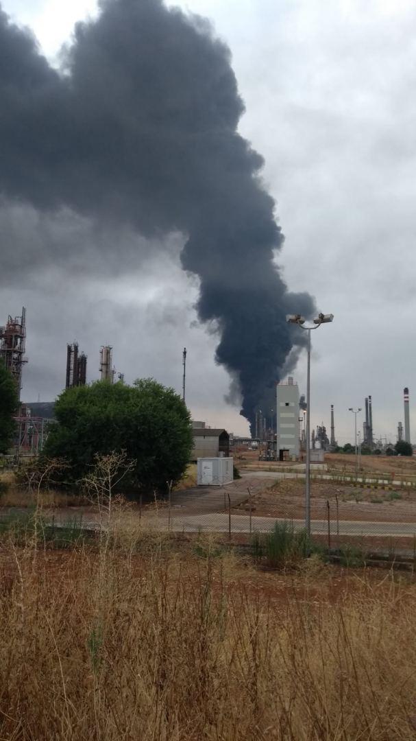 В Испании из-за удара молнии по резервуару с топливом начался пожар