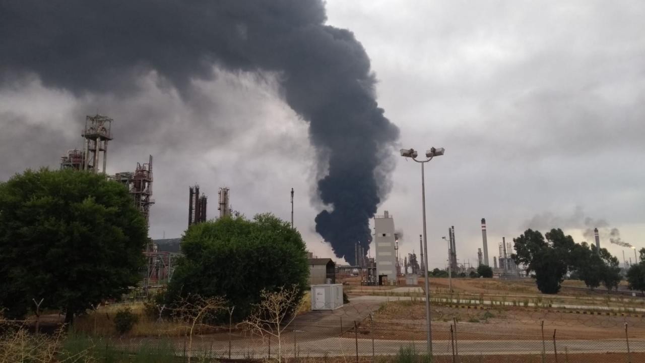 В Испании из-за удара молнии по резервуару с топливом начался пожар