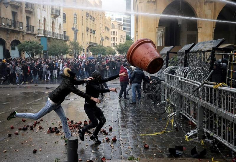 Десятки человек пострадали в столкновениях силовиков с активистами в Бейруте