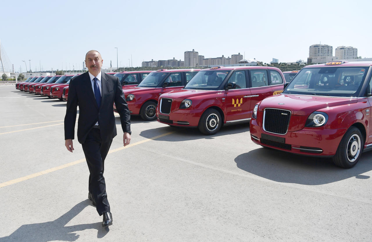 Prezident İlham Əliyev Bakıya gətirilmiş “LEVC TX” modelli yeni “London taksi”ləri ilə tanış olub