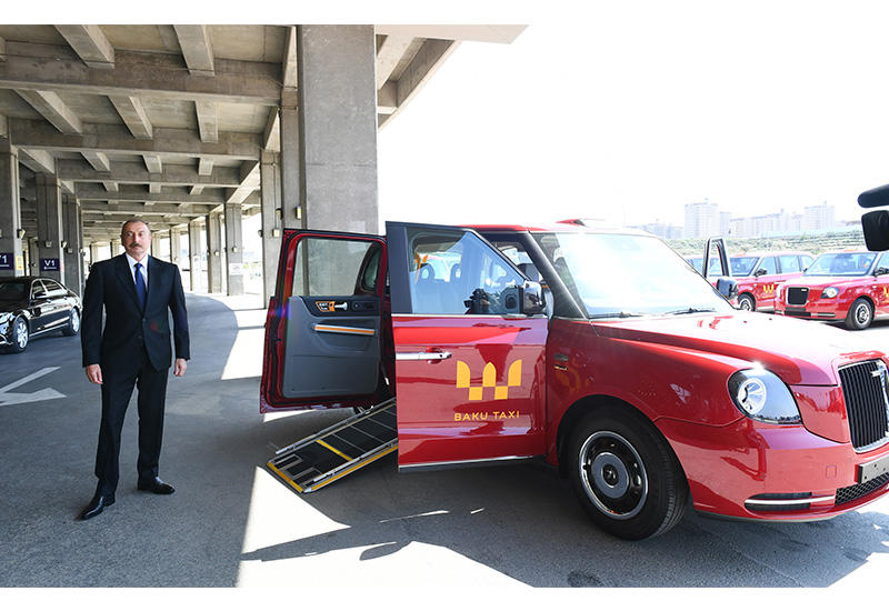 Prezident İlham Əliyev Bakıya gətirilmiş “LEVC TX” modelli yeni “London taksi”ləri ilə tanış olub