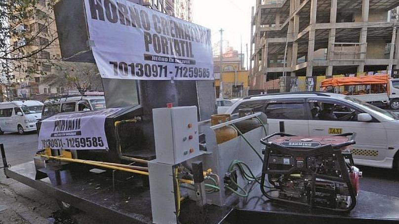Трупы повсюду: по улицам Боливии ездит передвижной крематорий