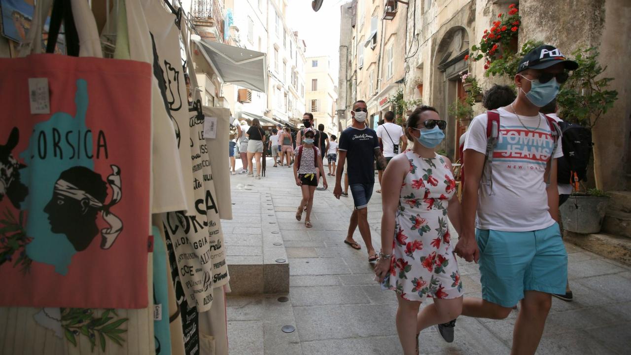 В одном из городов Франции объявили об обязательном ношении масок