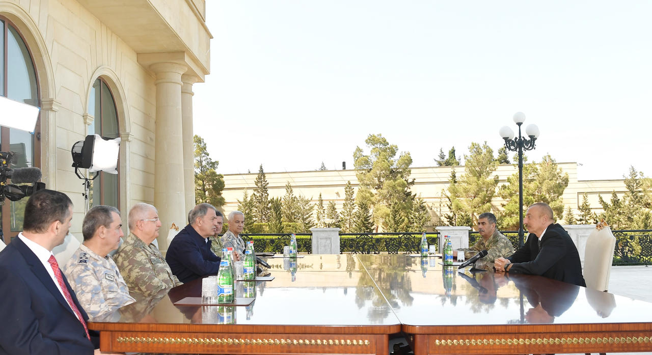 Президент Ильхам Алиев принял делегацию во главе с министром национальной обороны Турции