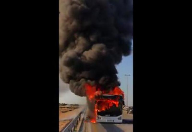 В Баку дотла сгорел автобус