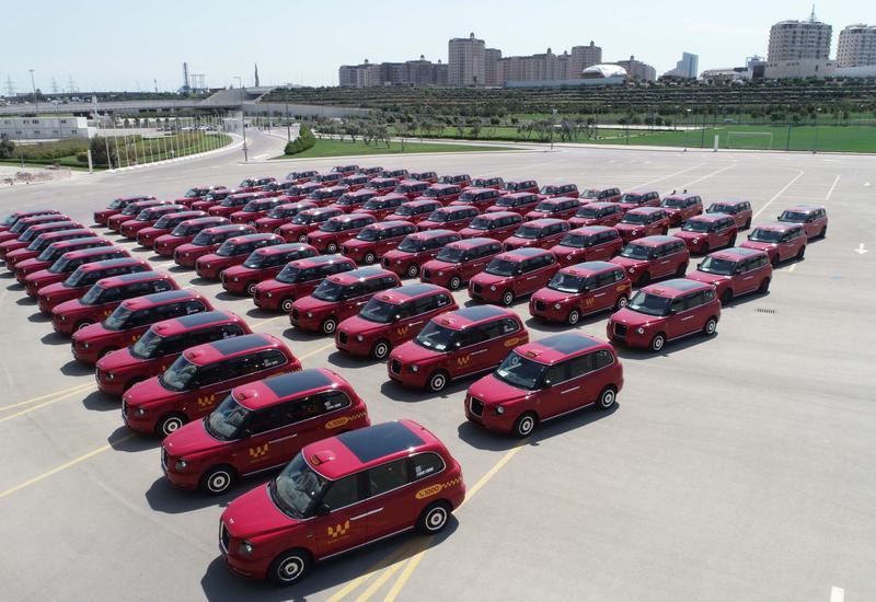 Новые красные "лондонские такси" уже в Баку