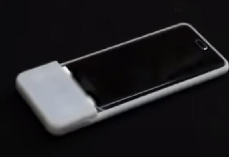Создан чехол, который сам относит смартфон на зарядку