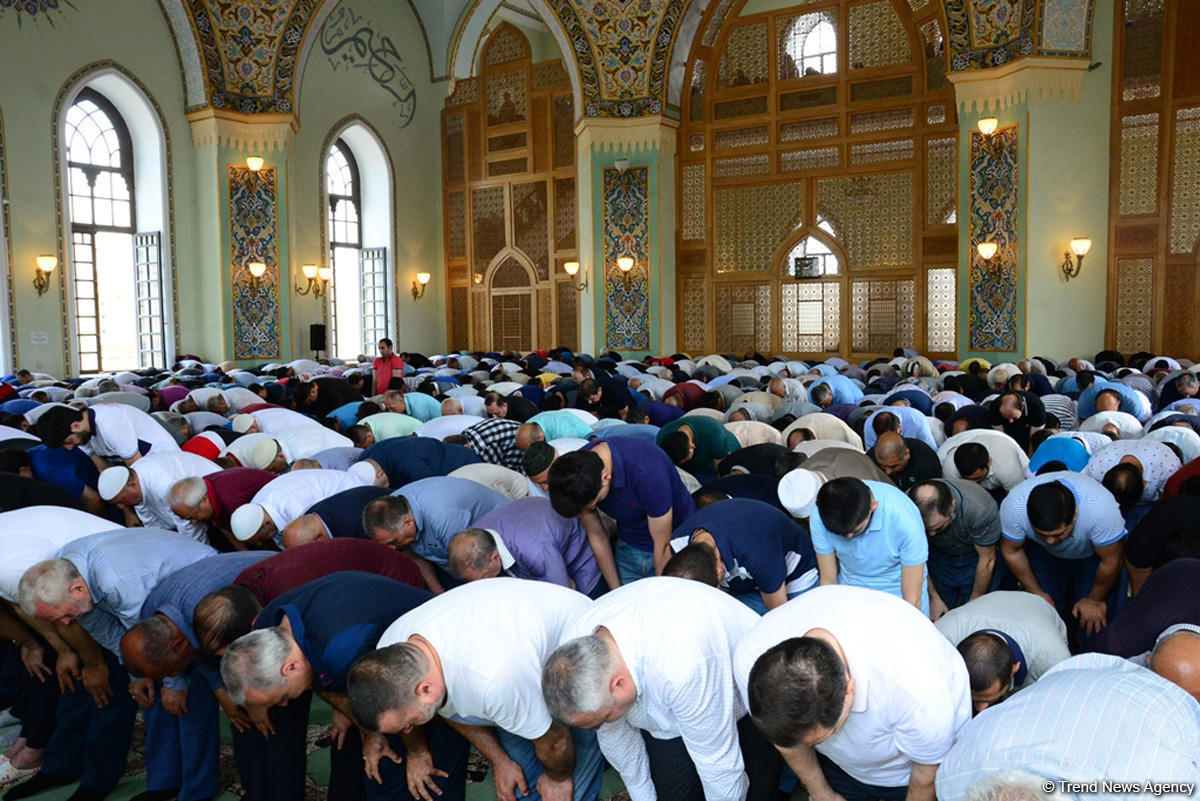 Намаз ураза байрам как совершать. Азербайджан мечеть Тезепир. Намаз. Намаз в мечети.