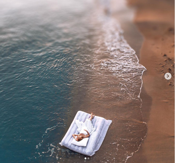 Azərbaycanlı aparıcı dənizin ortasında yataq görüntülərini yaydı