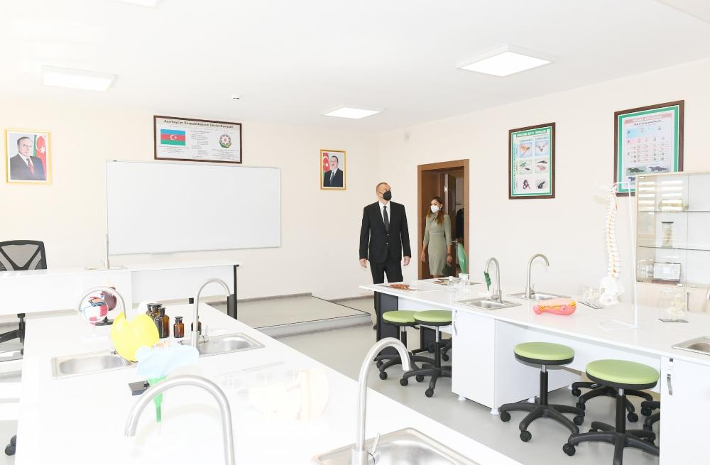 Президент Ильхам Алиев и Первая леди Мехрибан Алиева приняли участие в открытии нового здания школы в поселке Гала в Баку