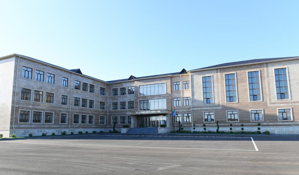 Президент Ильхам Алиев и Первая леди Мехрибан Алиева приняли участие в открытии нового здания школы в поселке Гала в Баку