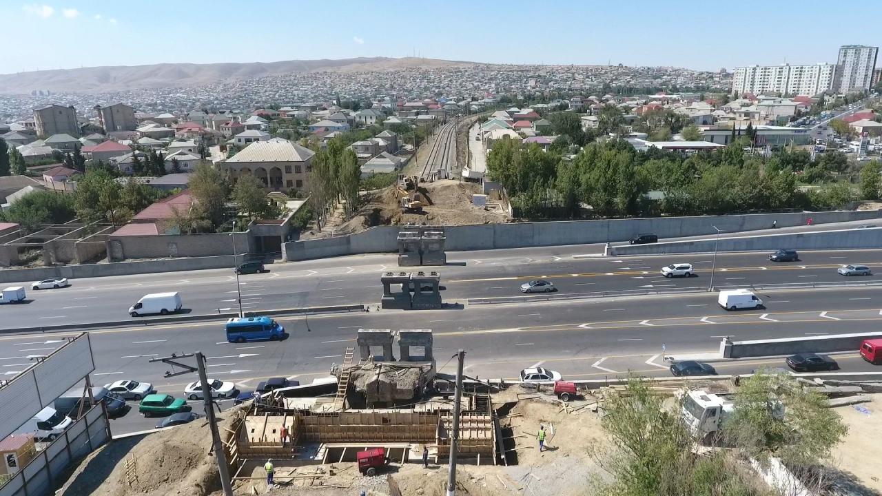 Через дорогу Баку-Сумгайыт строят мост