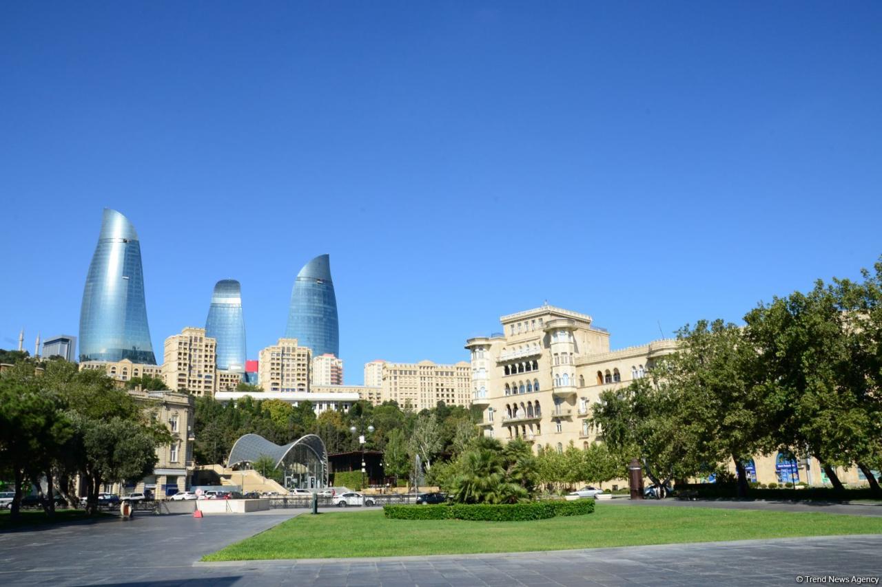 Баку встречает «карантинную осень»