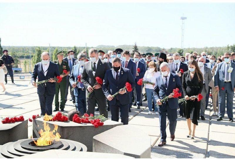 Губернатор Астраханской области Игорь Бабушкин отдал дань памяти героизму солдат 130-й и 416-й азербайджанской стрелковых дивизий