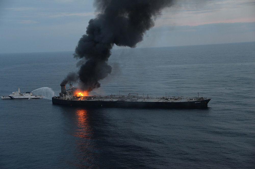Пожар на нефтяном танкере у Шри-Ланки