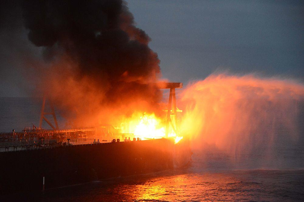 Пожар на нефтяном танкере у Шри-Ланки