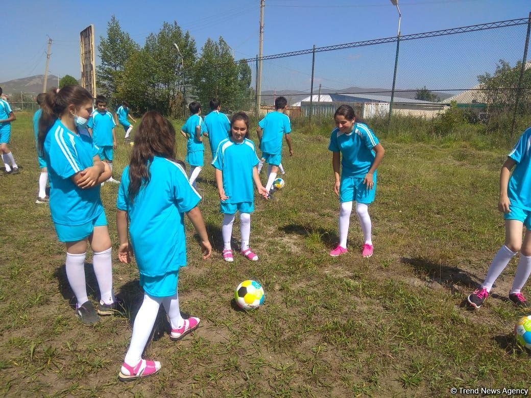 В Гедабеке и Товузе школьникам раздали футбольные формы и мячи
