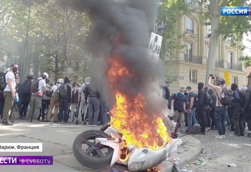 В Париже сожгли "символ роскоши"